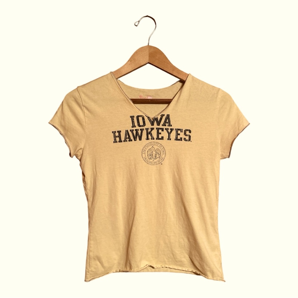 Iowa Hawkeyes Butter Yellow V-Neck Baby Tee T-Shirt Women’s Size Large